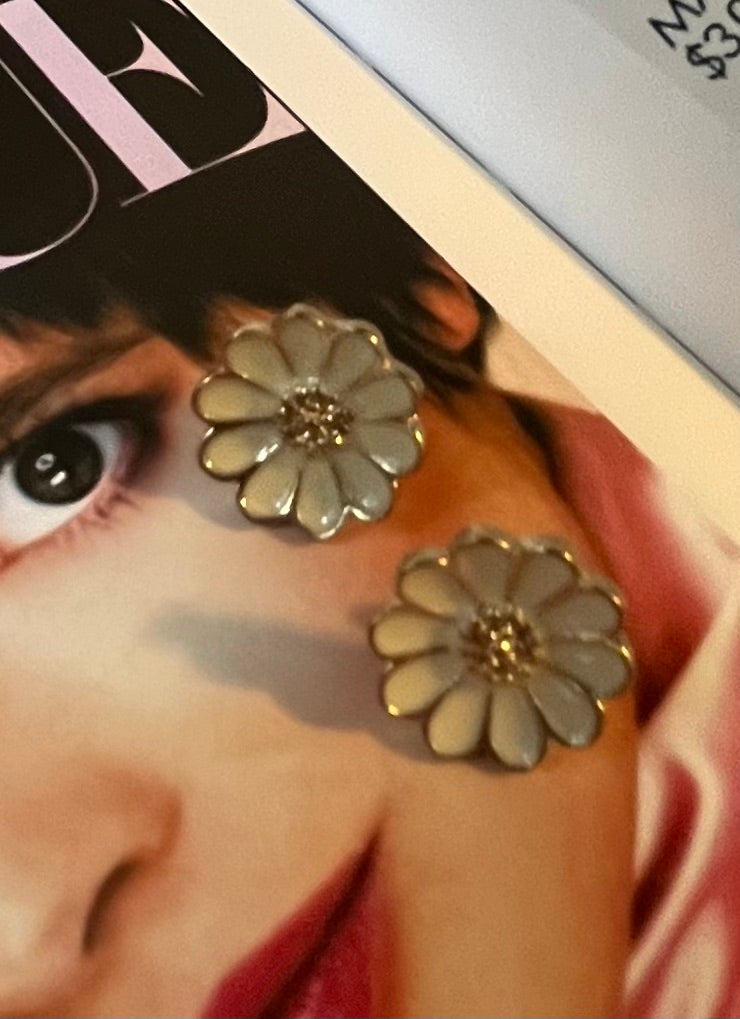 Vintage ivory enamel daisy flower earrings close-up